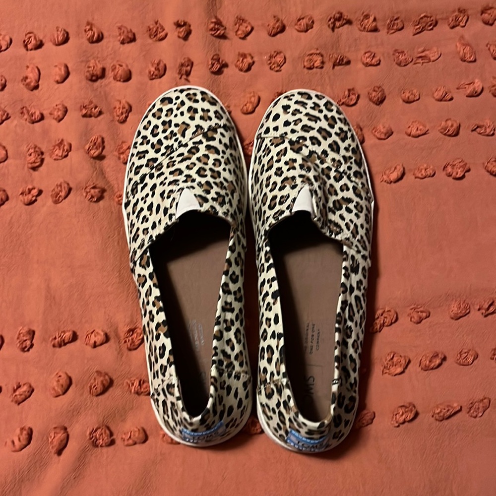 Toms cheetah print size 10